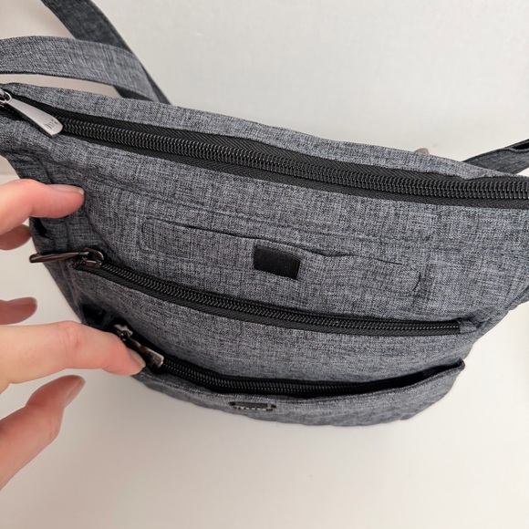 Lug Flutter Crossbody Purse Pockets Organizer Travel RFID Heathered Grey Black - Picture 2 of 15